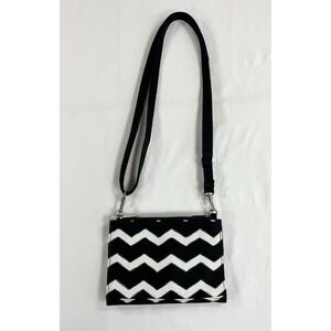 31 Thirty One Chevron Black White Crosstown Wallet Small Crossbody Purse 7.5x5"